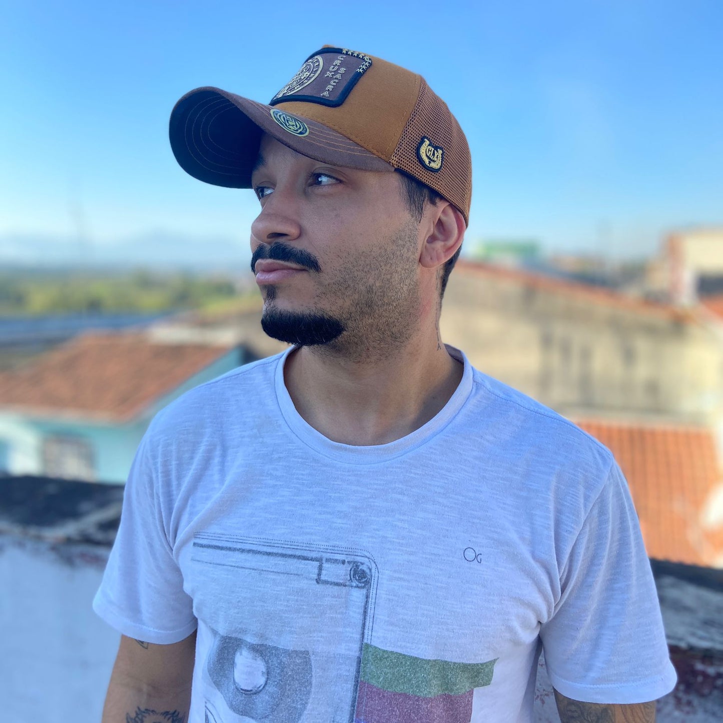 BONÉ MEDALHA SÃO BENTO CARAMELO E MARROM BORDADO MOD1 (1 UNIDADES)