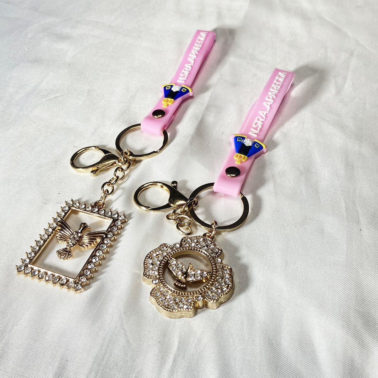 CHAVEIRO LUXO DIVINO ESPÍRITO SANTO COM FITA SILICONE ROSA MODELOS SORTIDOS (6 UNIDADES)