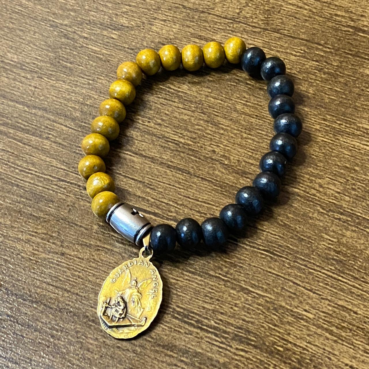 PULSEIRA DE MADEIRA COM MEDALHA PERSONALIZADO (1 UNIDADE)