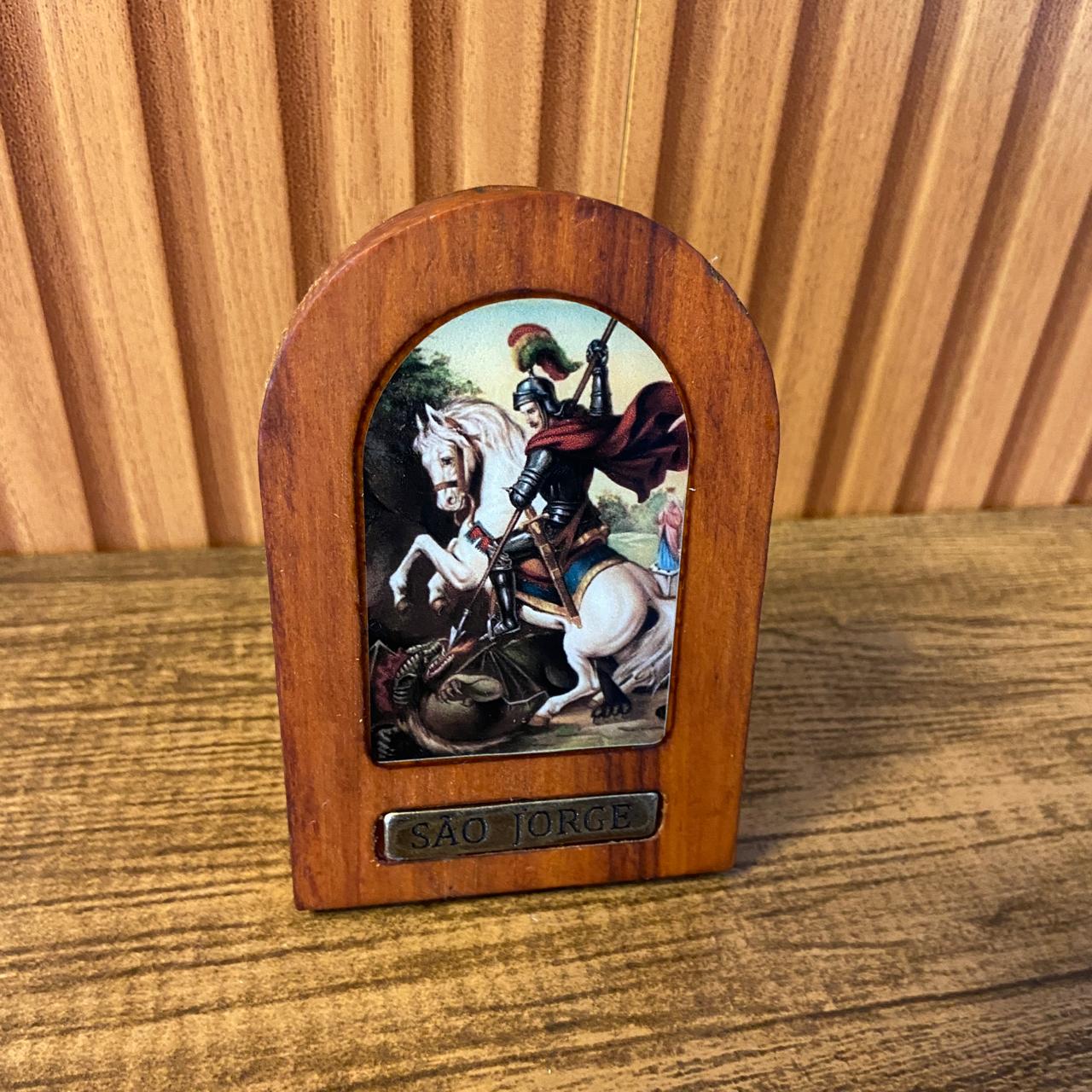 ADORNO DE MESA MADEIRA RESINADA SÃO JORGE 11CM (1 UNIDADE)