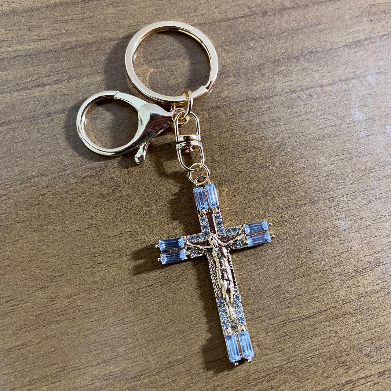 CHAVEIRO LUXO CRUCIFIXO COM PEDRARIA E STRASS (6 UNIDADES)
