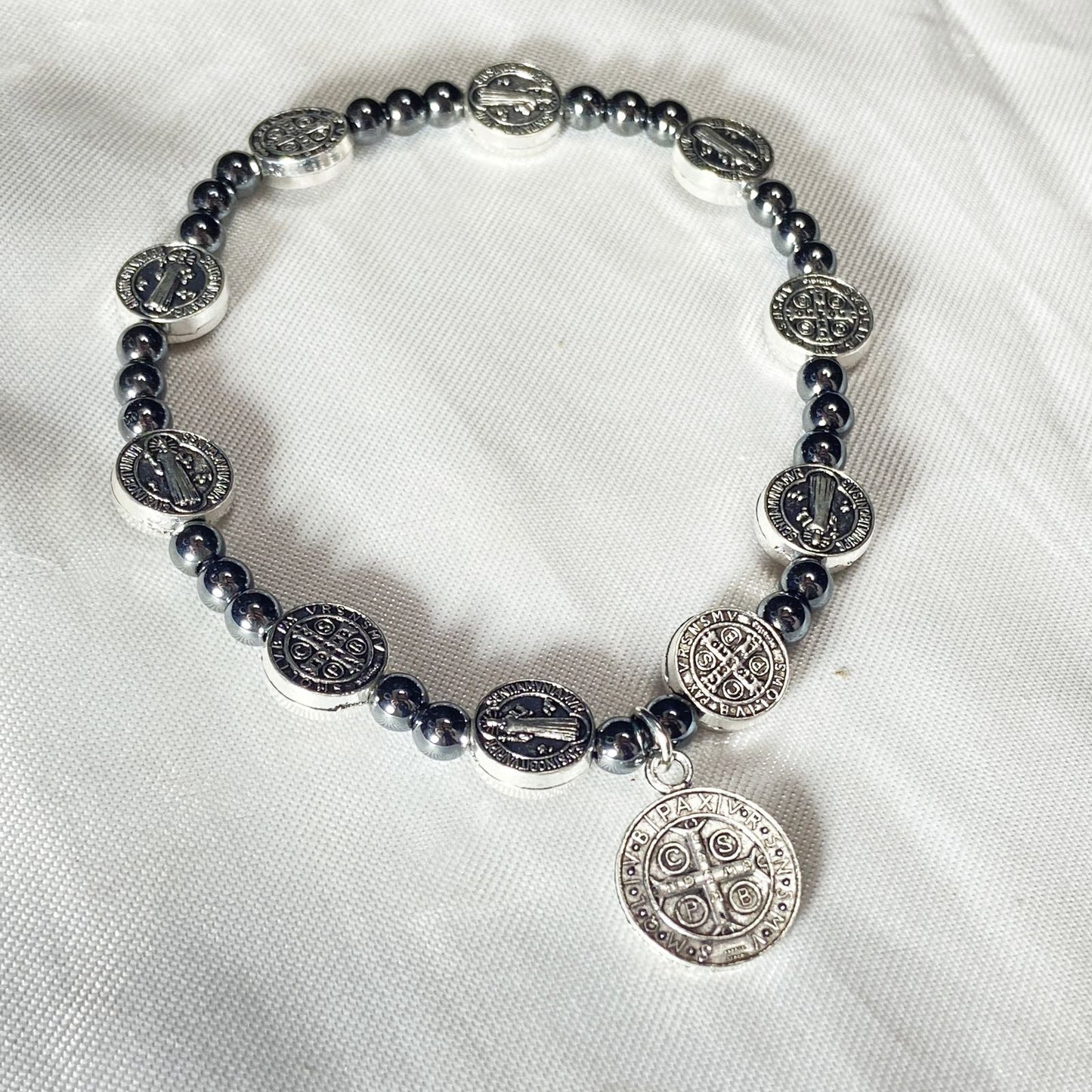 PULSEIRA HEMATITA MEDALHAS DECORADAS SÃO BENTO (12 UNIDADES)