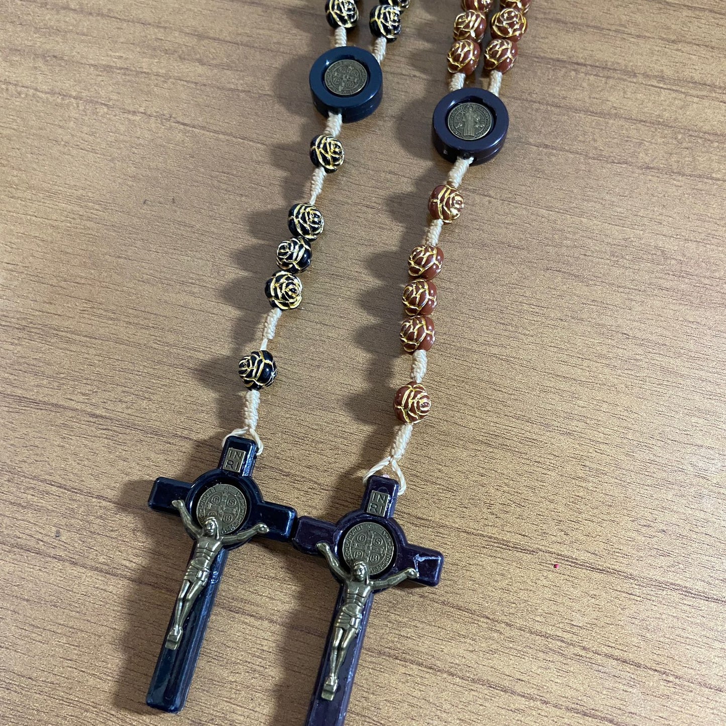 TERÇO CONTAS DE ROSAS SÃO BENTO CORES SORTIDAS 10MM ( 3 UNIDADE)