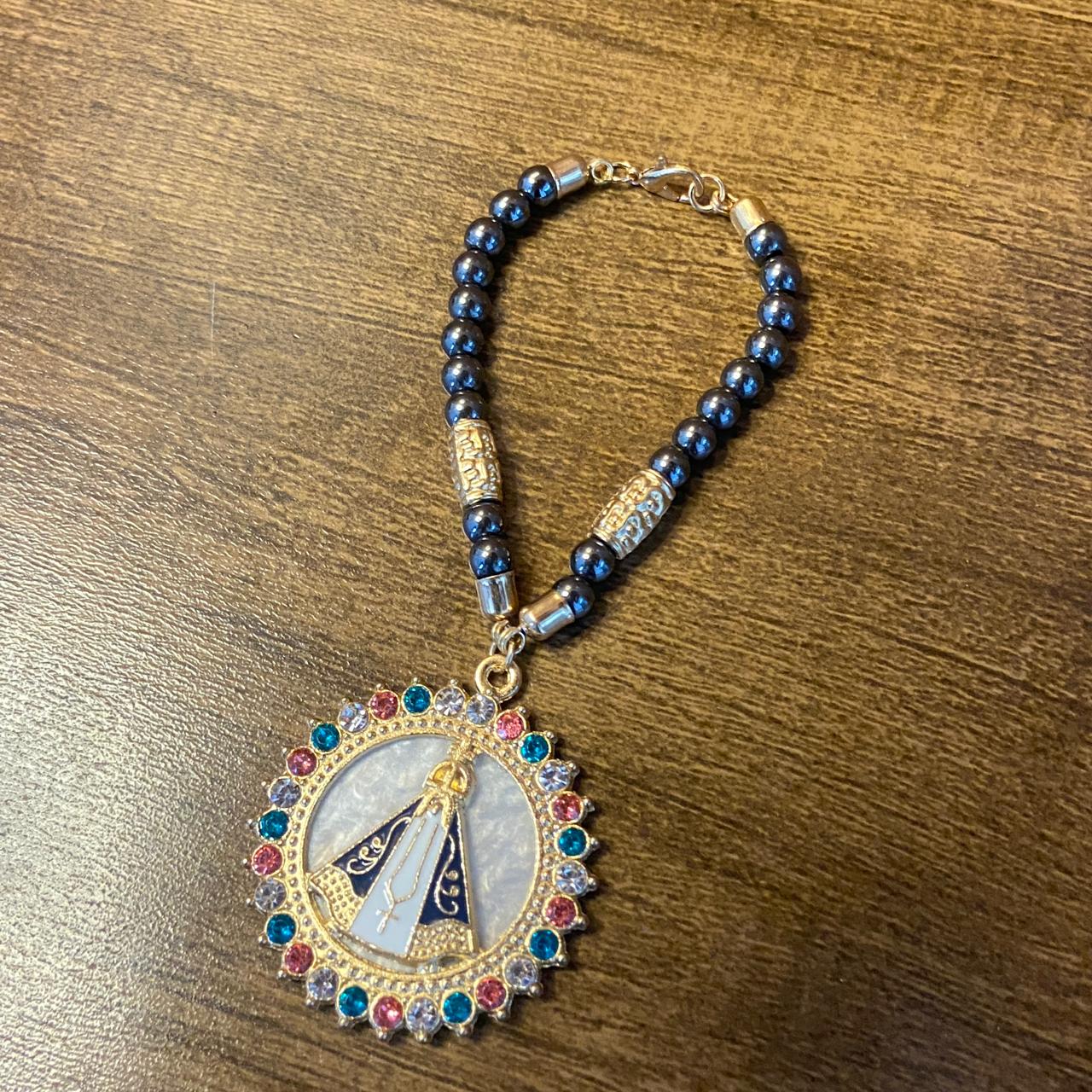 DEZENA PARA CARRO HEMATITA NOSSA SENHORA APARECIDA COM STRASS 06MM (3 UNIDADES)
