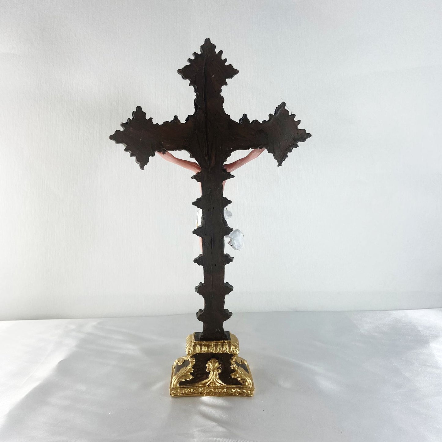 CRUCIFIXO DE RESINA COM PEDESTAL 28X16 CM (1 UNIDADE)