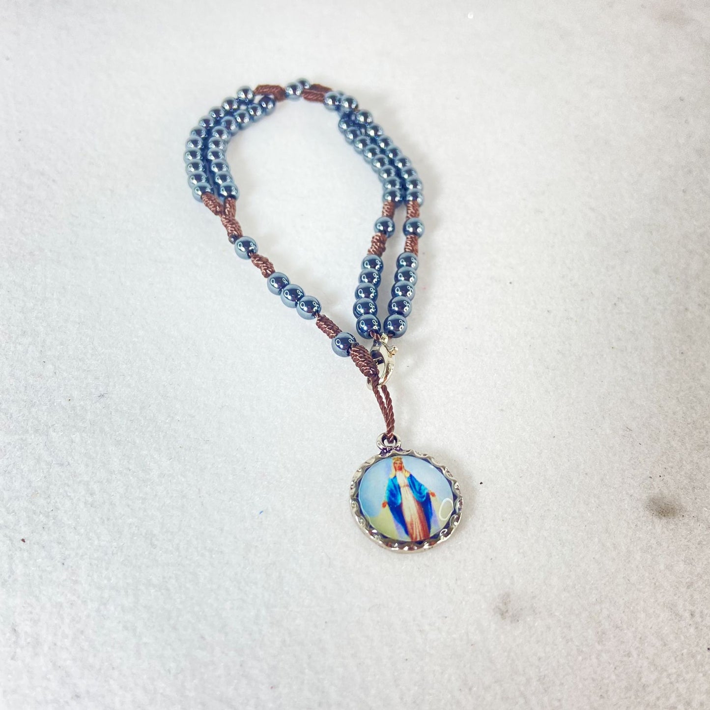 TERÇO PULSEIRA HEMATITA NOSSA SENHORA DAS GRAÇAS 4MM (6 UNIDADES)