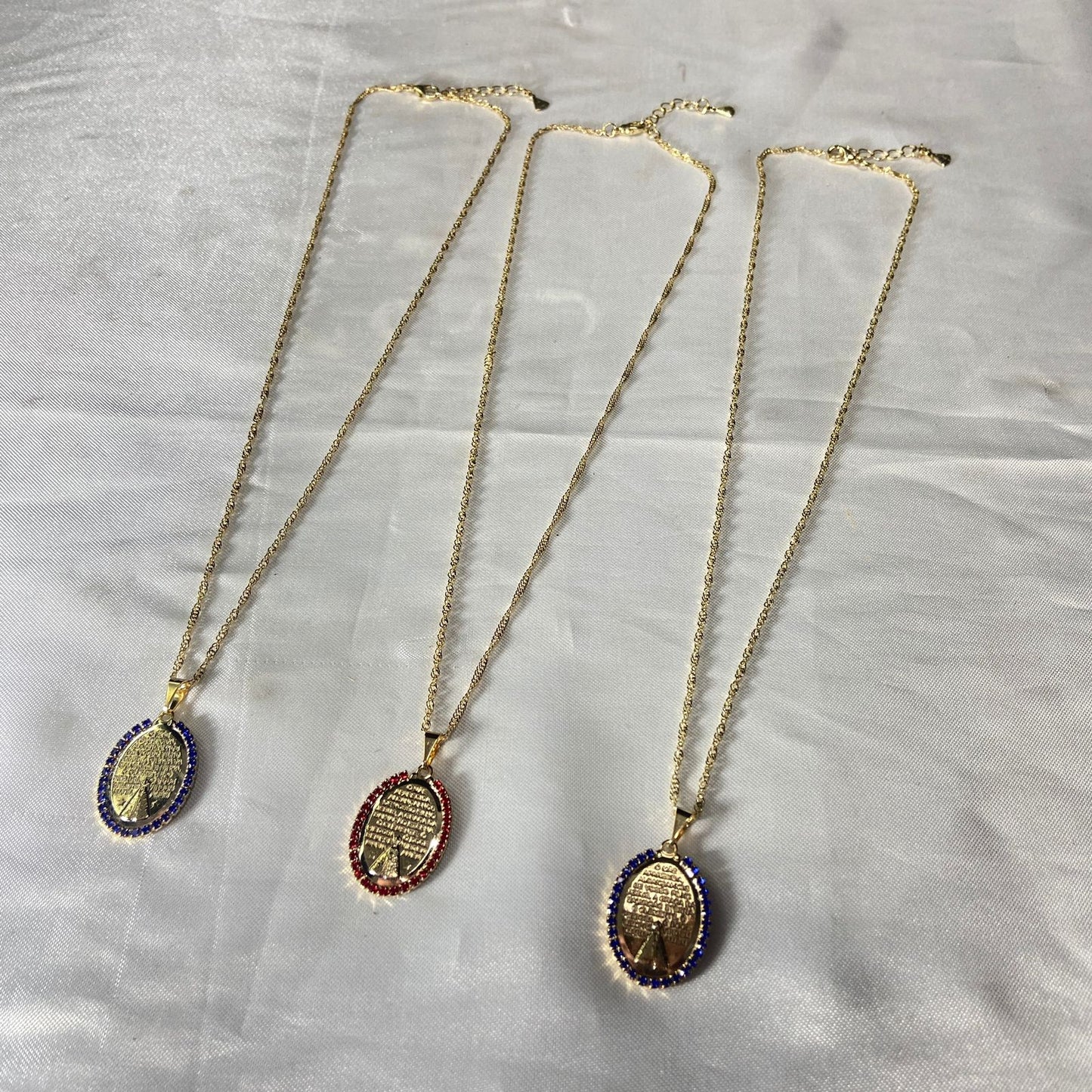 CORRENTE DOURADA OVAL NOSSA SENHORA APARECIDA COM STRASS E ORAÇÃO CORES SORTIDAS (3 UNIDADES)