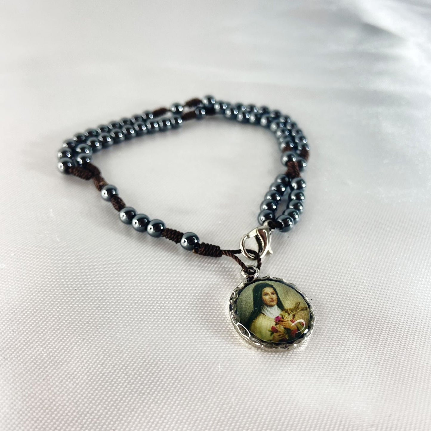TERÇO PULSEIRA HEMATITA SANTA TERESINHA 4MM (6 UNIDADES)