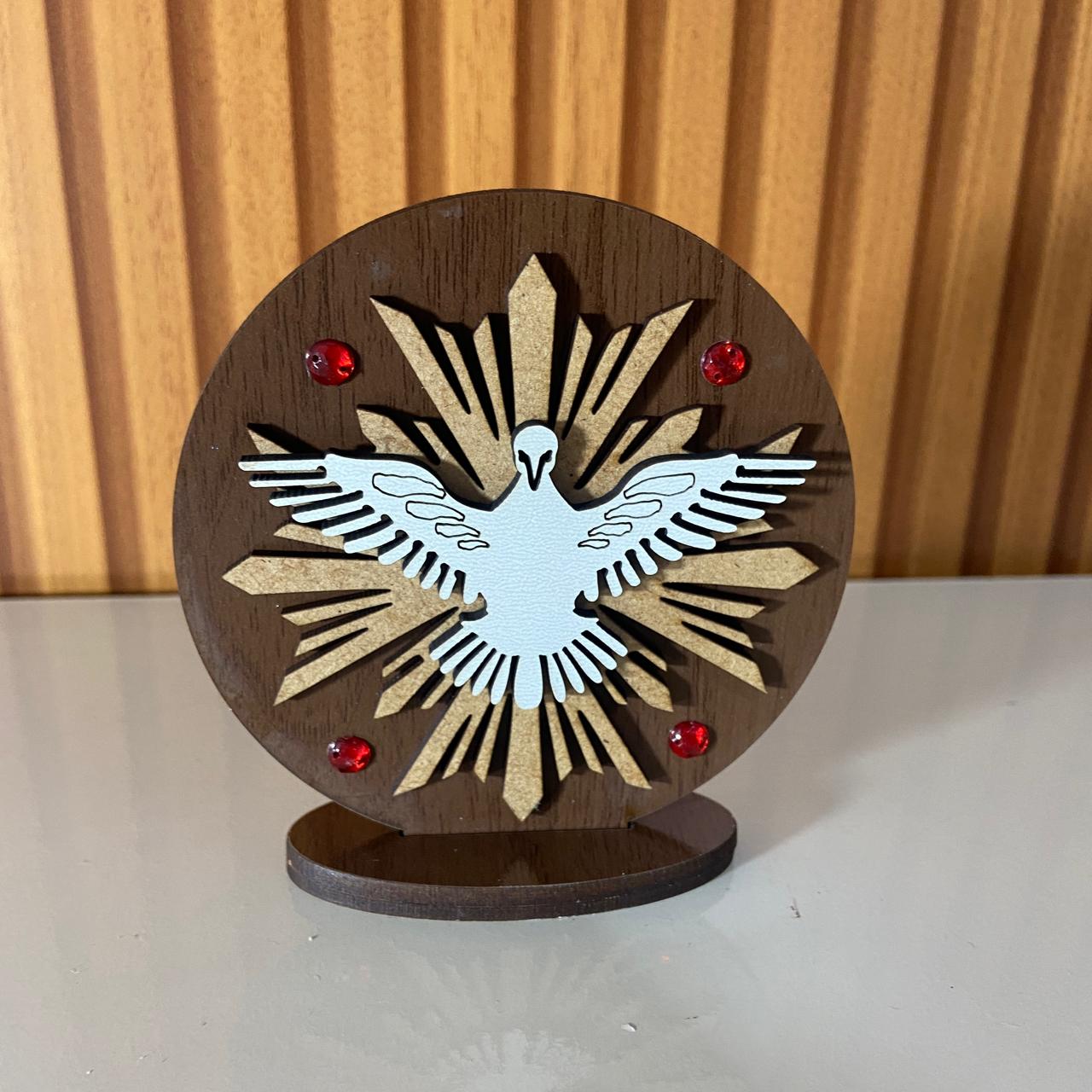 ENFEITE DE MESA MDF DIVINO ESPÍRITO SANTO EM RELEVO (1 UNIDADE)