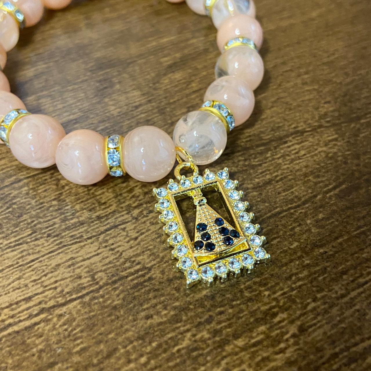 PULSEIRA PÉROLA ROSA COM PINGENTE NOSSA SENHORA APARECIDA COM STRASS 08MM (03 UNIDADES)