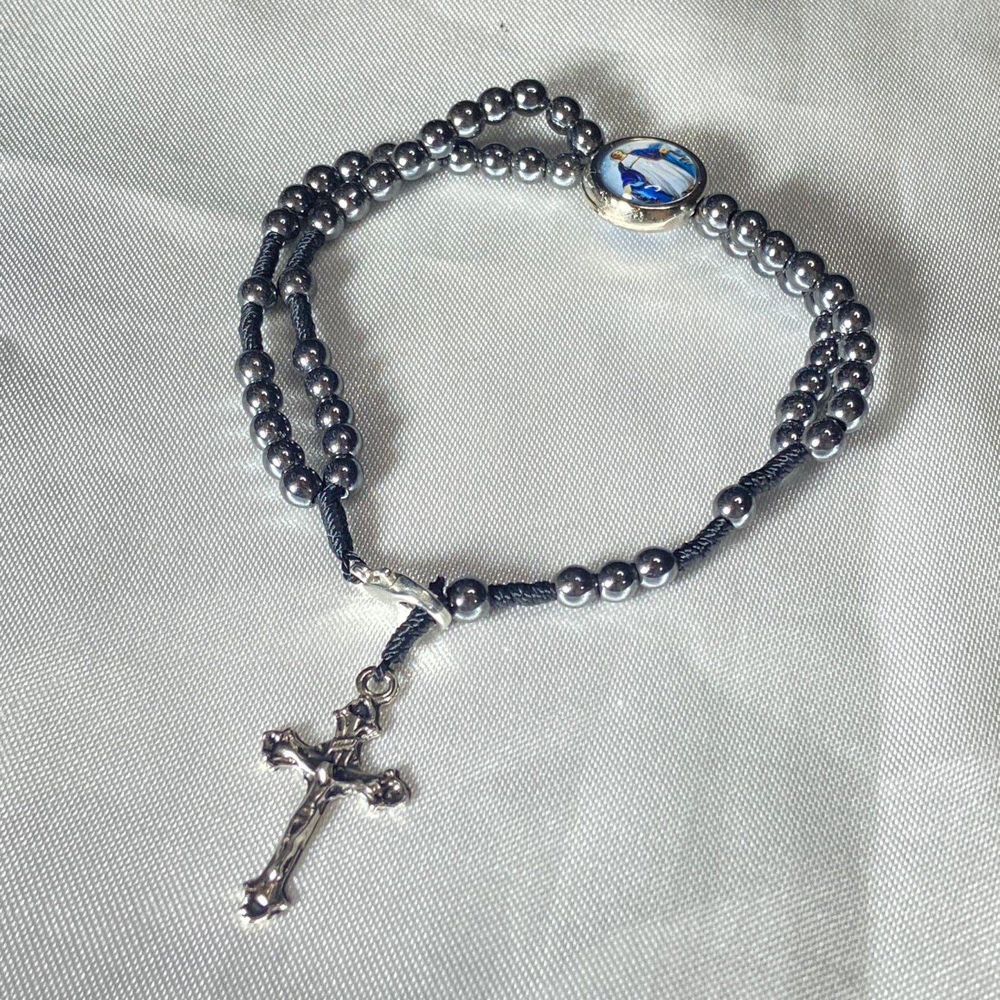 TERÇO PULSEIRA HEMATITA MEDALHA RESINADA NOSSA SENHORA DAS GRAÇAS ( 6 UNIDADES)