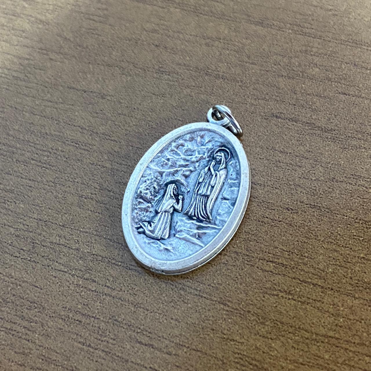 MEDALHA ITALIANA NOSSA SENHORA DE LOURDES E SANTA BERNADETTE (6 UNIDADES)