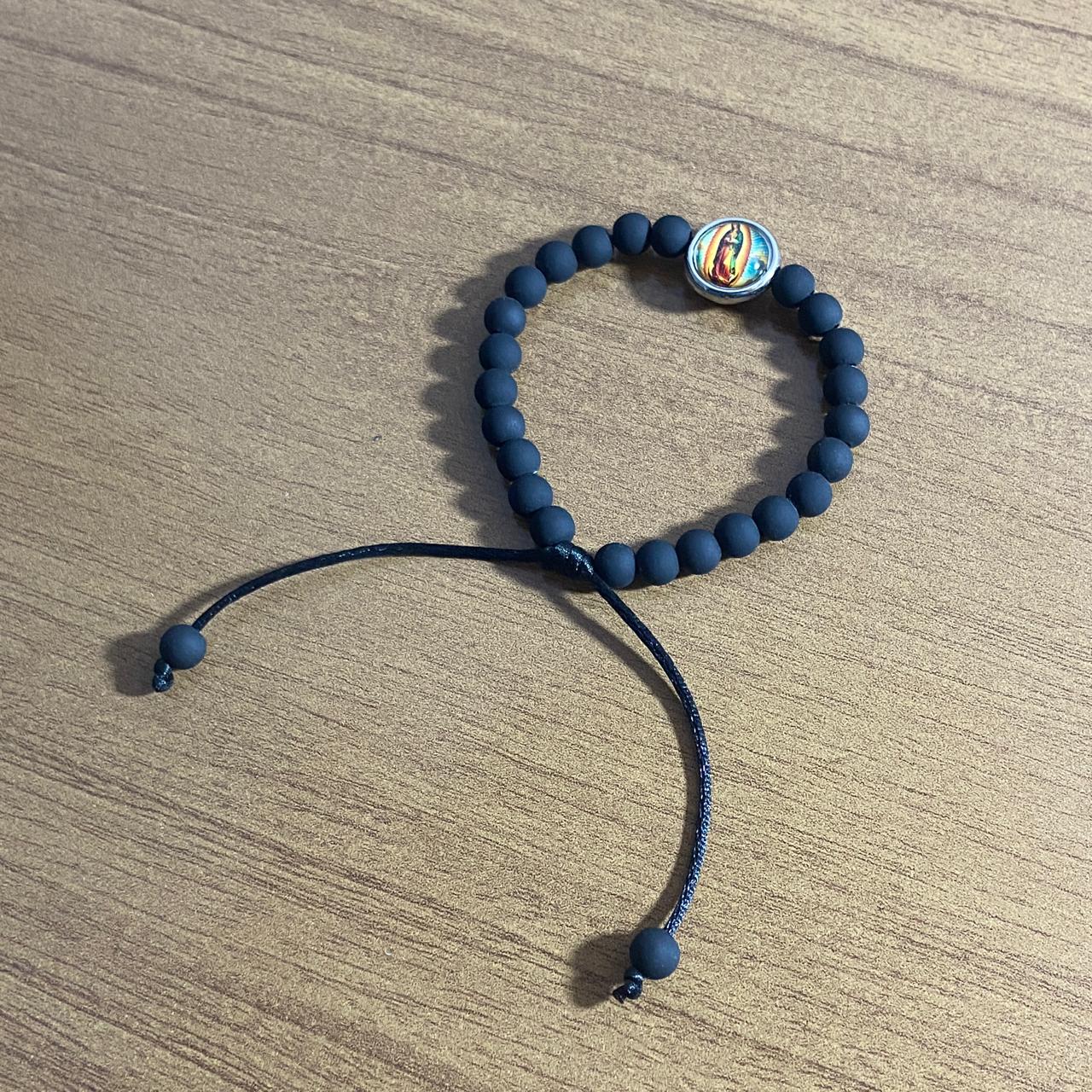 PULSEIRA EMBORRACHADA NOSSA SENHORA DE GUADALUPE PRETA REGULÁVEL (6 UNIDADES)