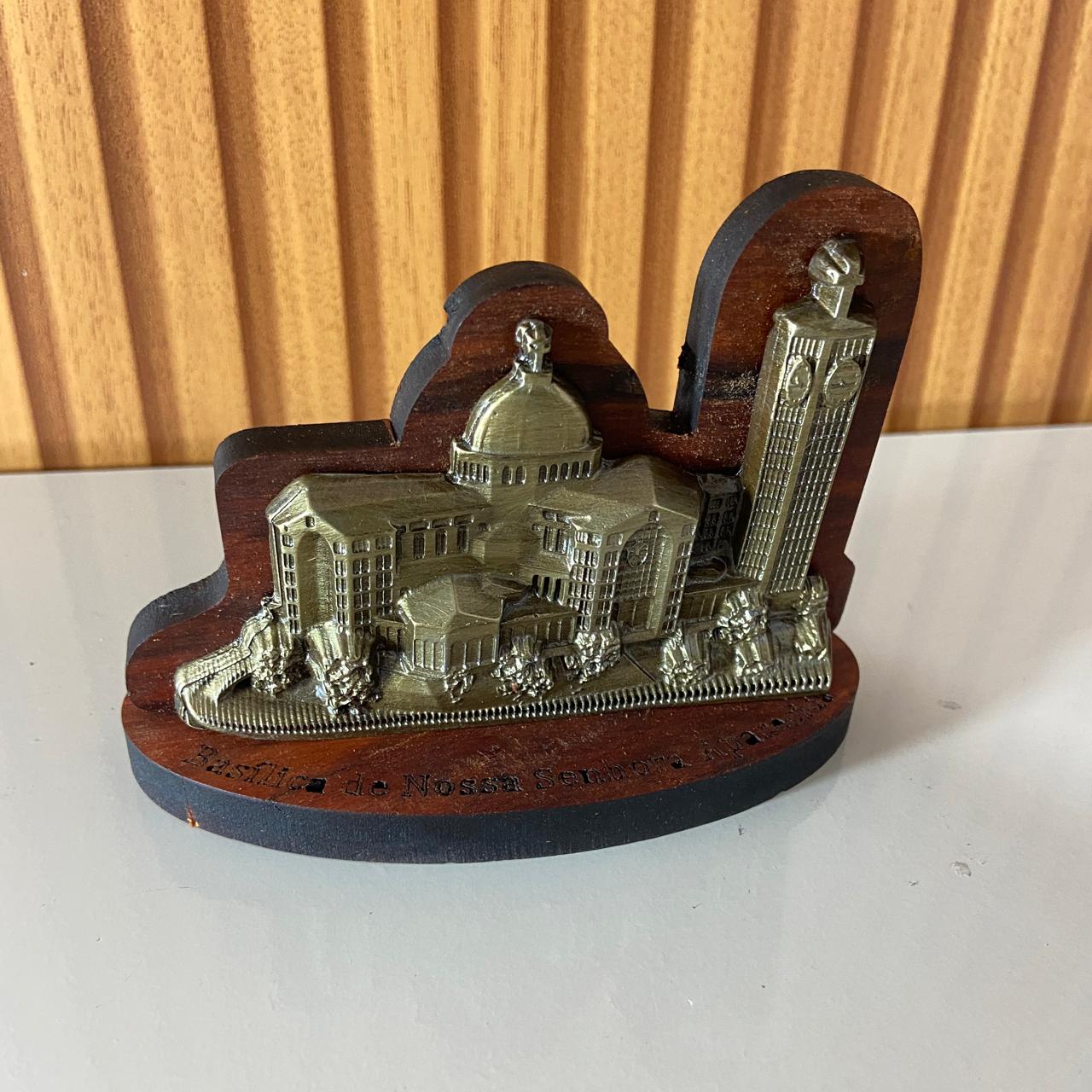 ADORNO DE MESA MADEIRA BASÍLICA DE NOSSA SENHORA APARECIDA METAL OURO VELHO 09CM (1 UNIDADE)