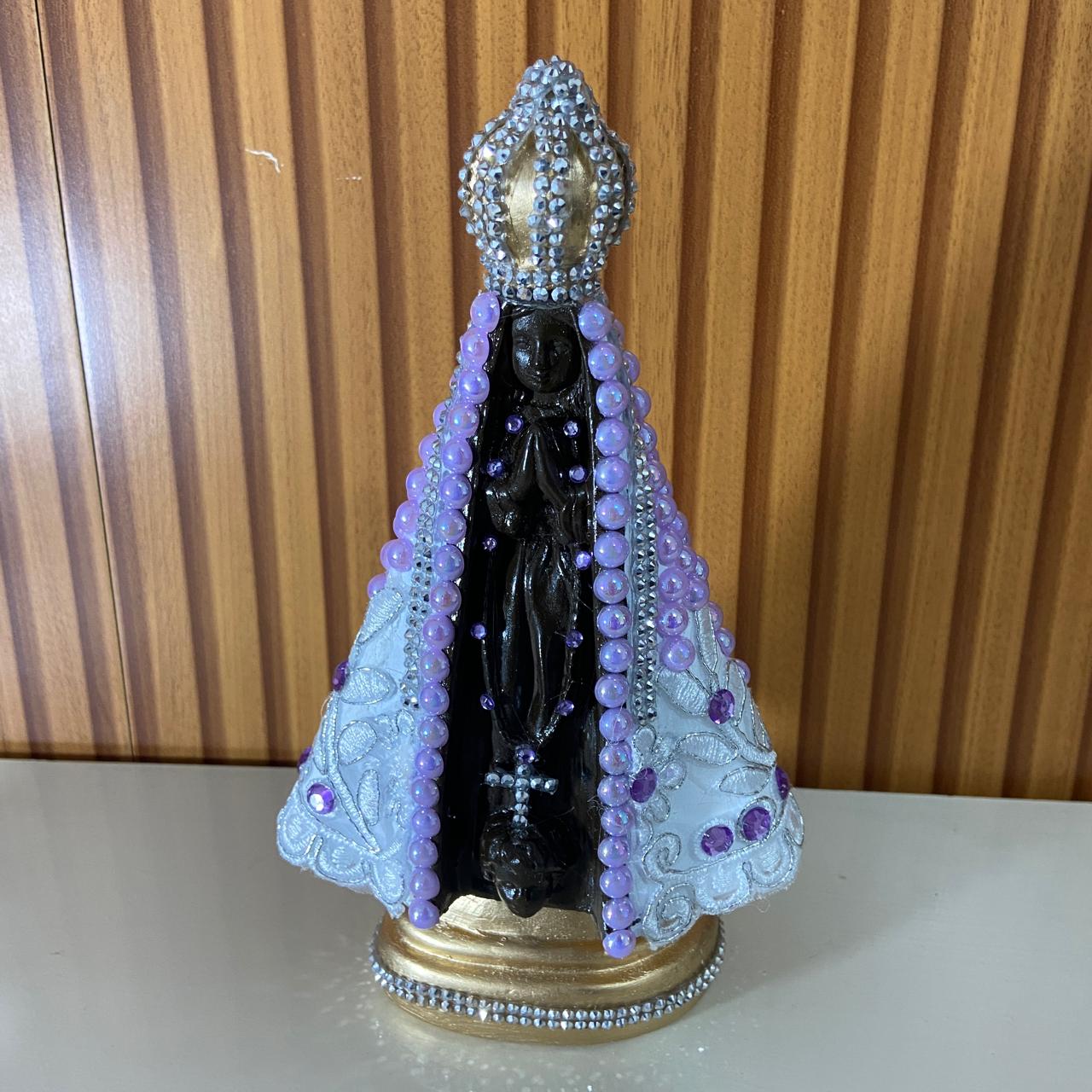 IMAGEM DE GESSO NOSSA SENHORA APARECIDA PÉROLA COM STRASS MOD19 23CM (1 UNIDADE)