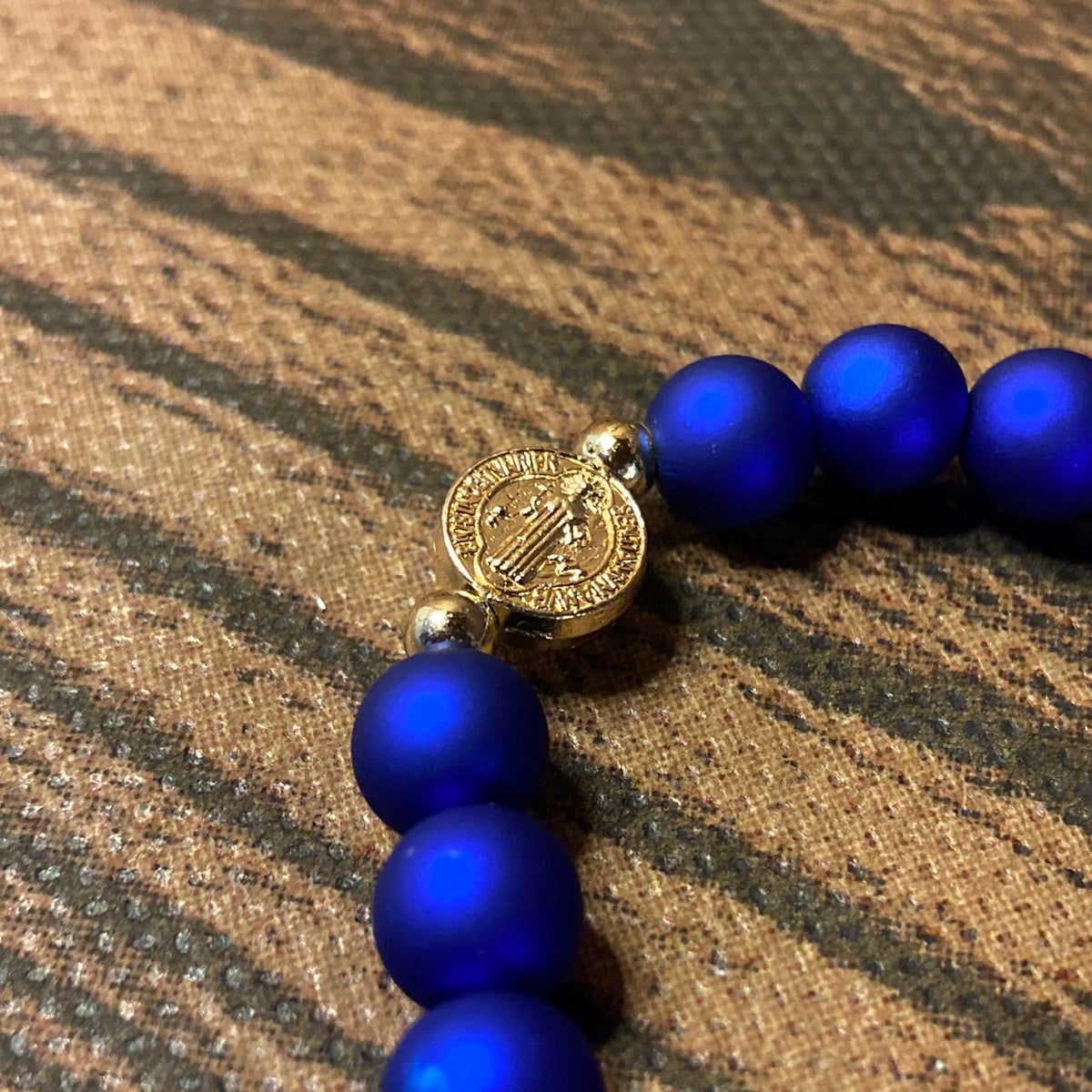 PULSEIRA PÉROLA AZUL COM PINGENTE MEDALHA SÃO BENTO (03 UNIDADE)