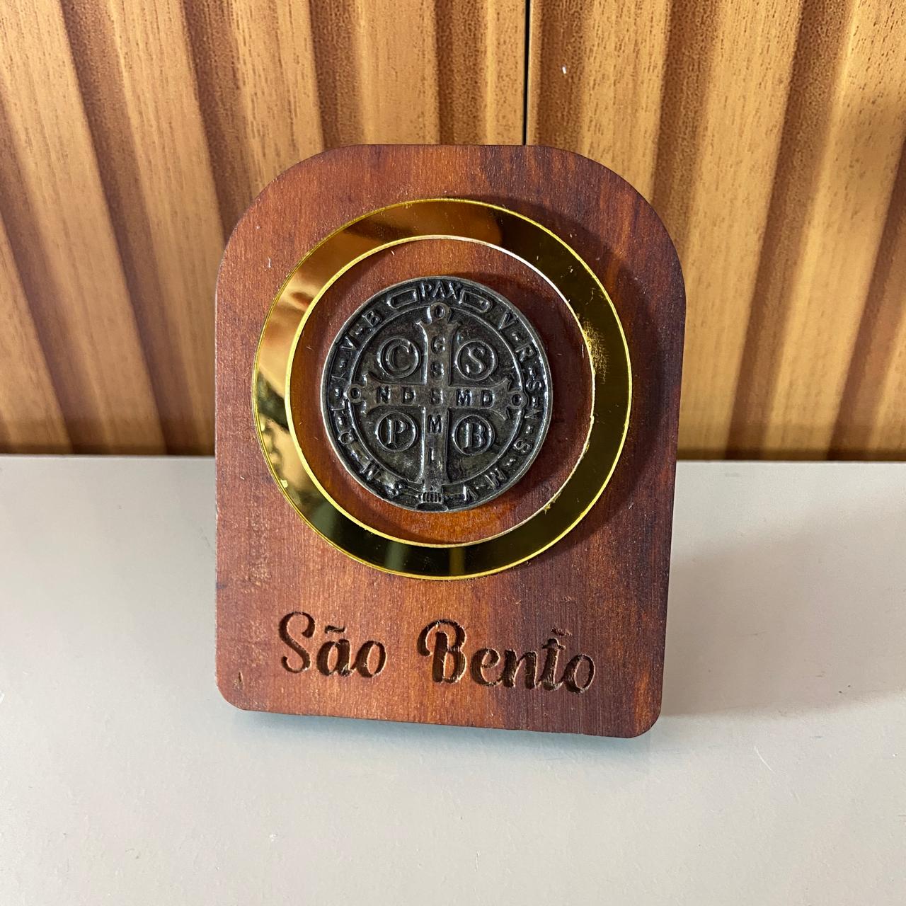 ADORNO DE MESA MADEIRA MEDALHA SÃO BENTO DE METAL COM ACRÍLICO 9,5CM(1 UNIDADE)