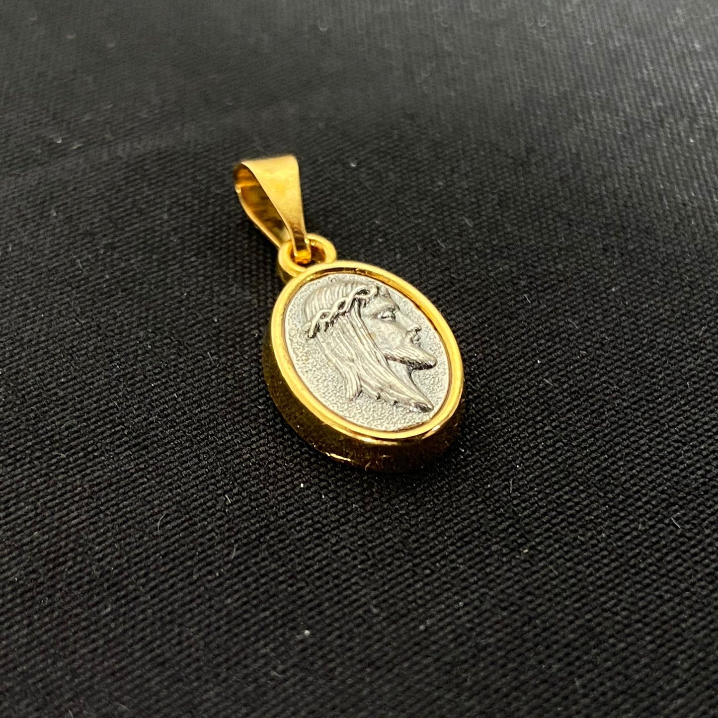 PINGENTE DOURADO OVAL FACE DE CRISTO EM RELEVO (5 UNIDADES)