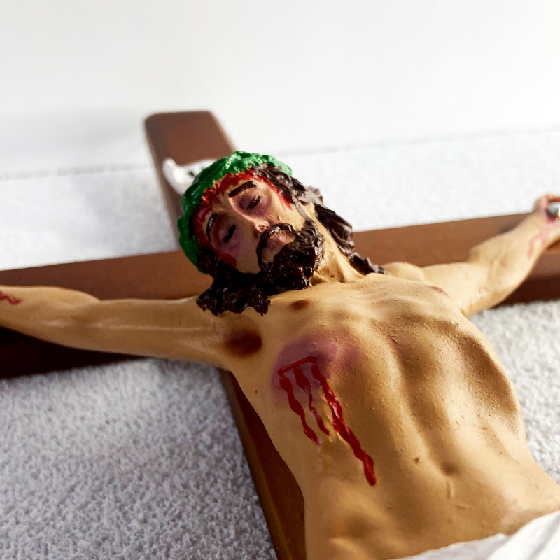 CRUCIFIXO MADEIRA DE PAREDE COM CRISTO DE RESINA NACIONAL 50CM (1 UNIDADE)