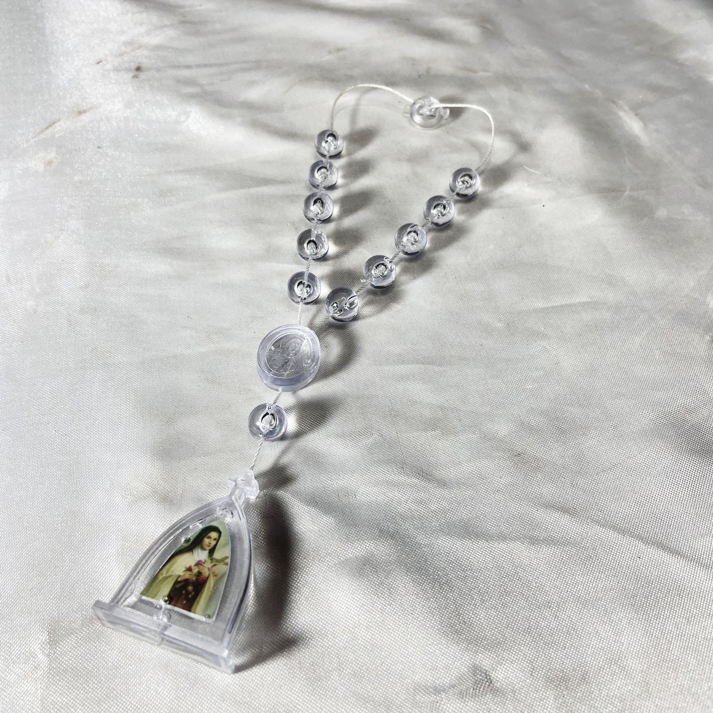 DEZENA PARA CARRO ACRÍLICO SANTA TERESINHA E SÃO CRISTOVÃO (3 UNIDADES)