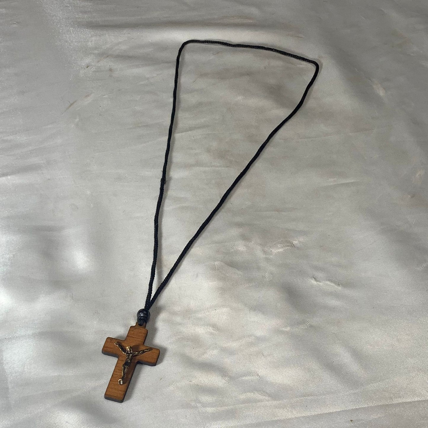 CORDÃO COM CRUCIFIXO DE MADEIRA (12 UNIDADES)