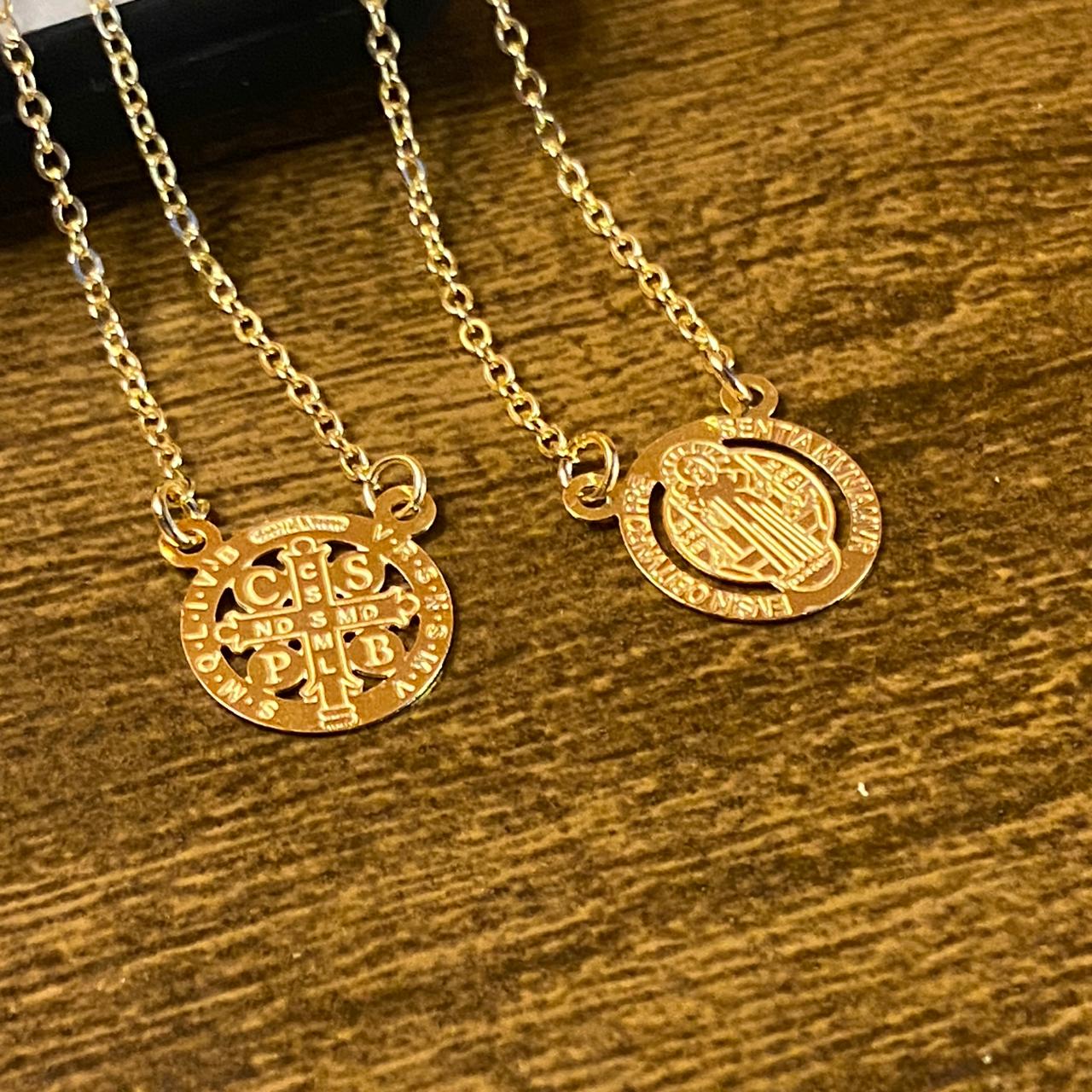 ESCAPULÁRIO DOURADO VAZADO MEDALHA SÃO BENTO ( 6 UNIDADE)