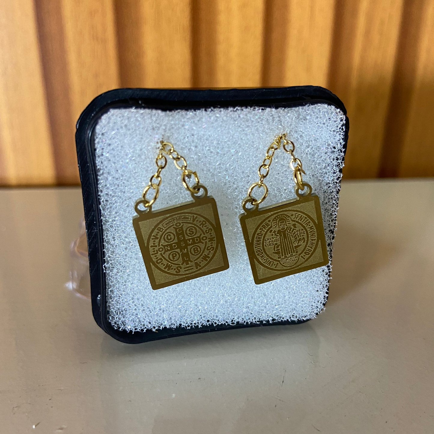 ESCAPULÁRIO DOURADO MEDALHA SÃO BENTO MOD3 (6 UNIDADES)