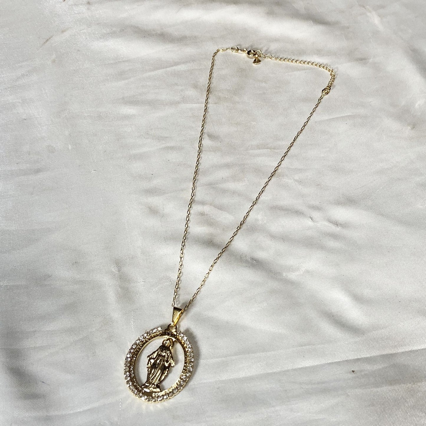 CORRENTE DOURADA OVAL NOSSA SENHORA DAS GRAÇAS COM STRASS G (3 UNIDADES)