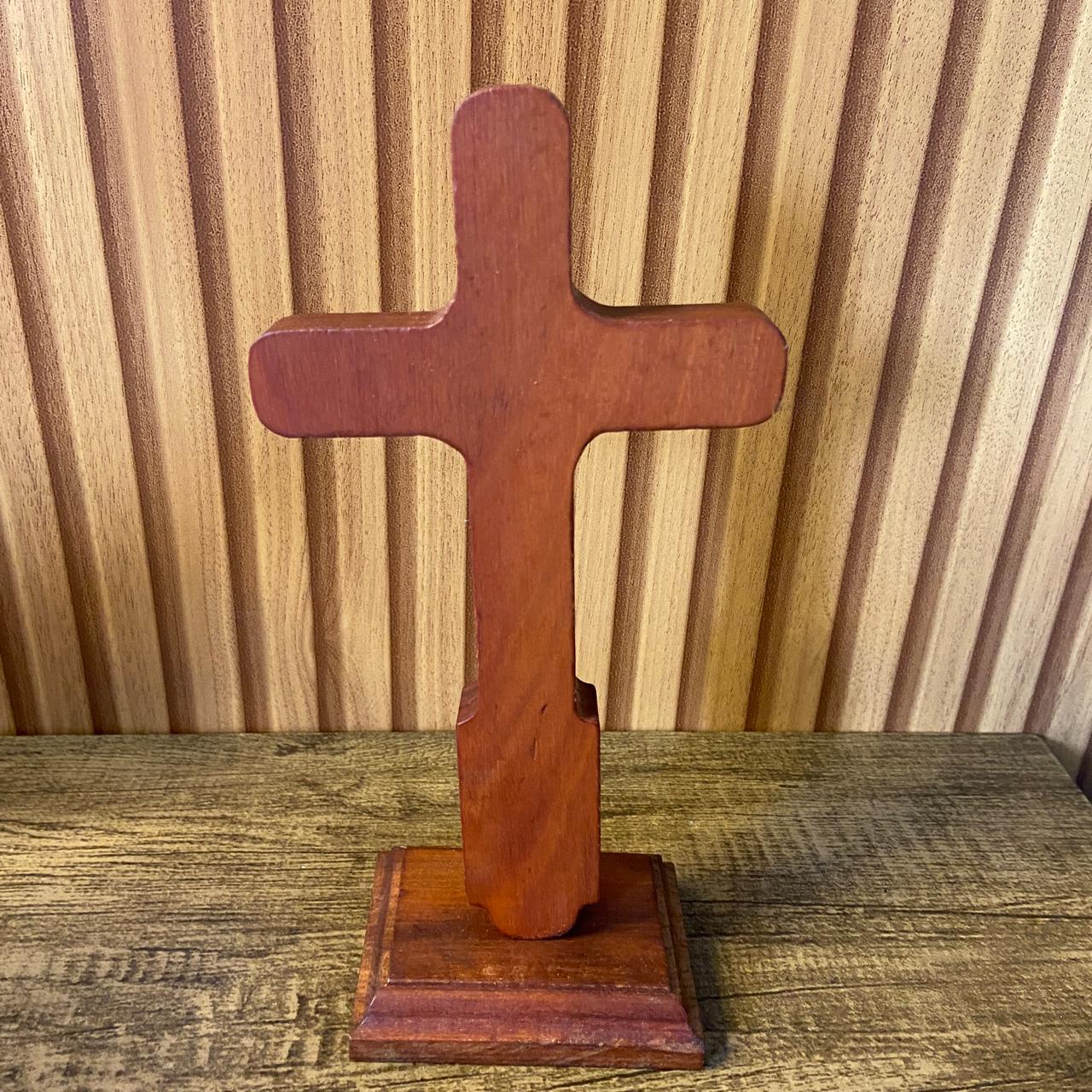 CRUCIFIXO MADEIRA DE MESA MEDALHA SÃO BENTO COM ORAÇÃO 21CM (1 UNIDADE)