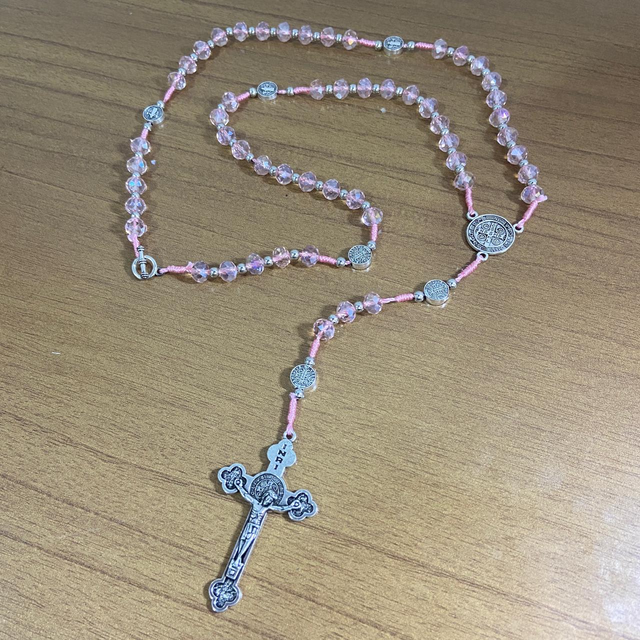 TERÇO CRISTAL MEDALHA DE SÃO BENTO 6MM ROSA (1 UNIDADE)