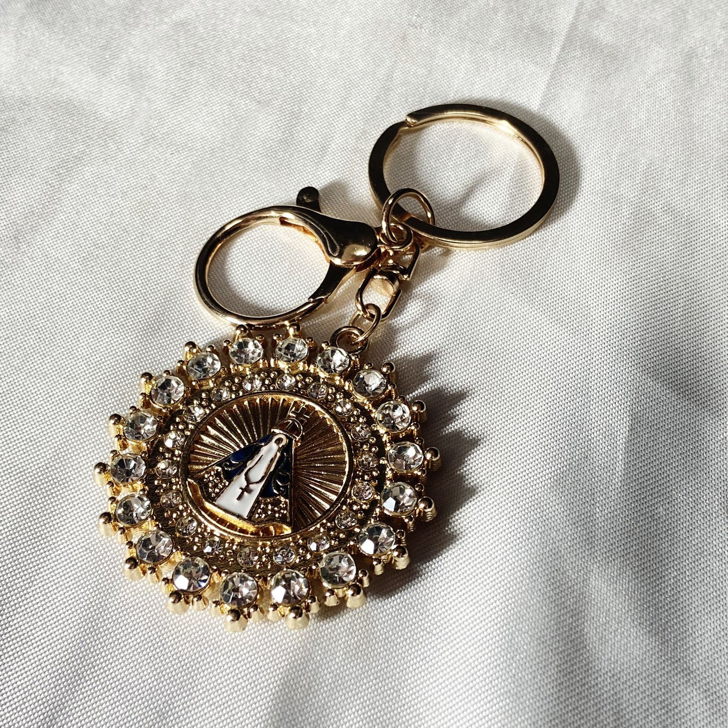CHAVEIRO LUXO COM MOSQUETE NOSSA SENHORA APARECIDA COM STRASS (6 UNIDADES)