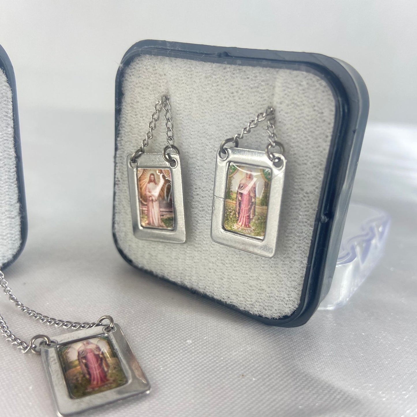 ESCAPULÁRIO DE INOX QUADRADO COLORIDO NOSSA SENHORA DAS LÁGRIMAS (6 UNIDADES)