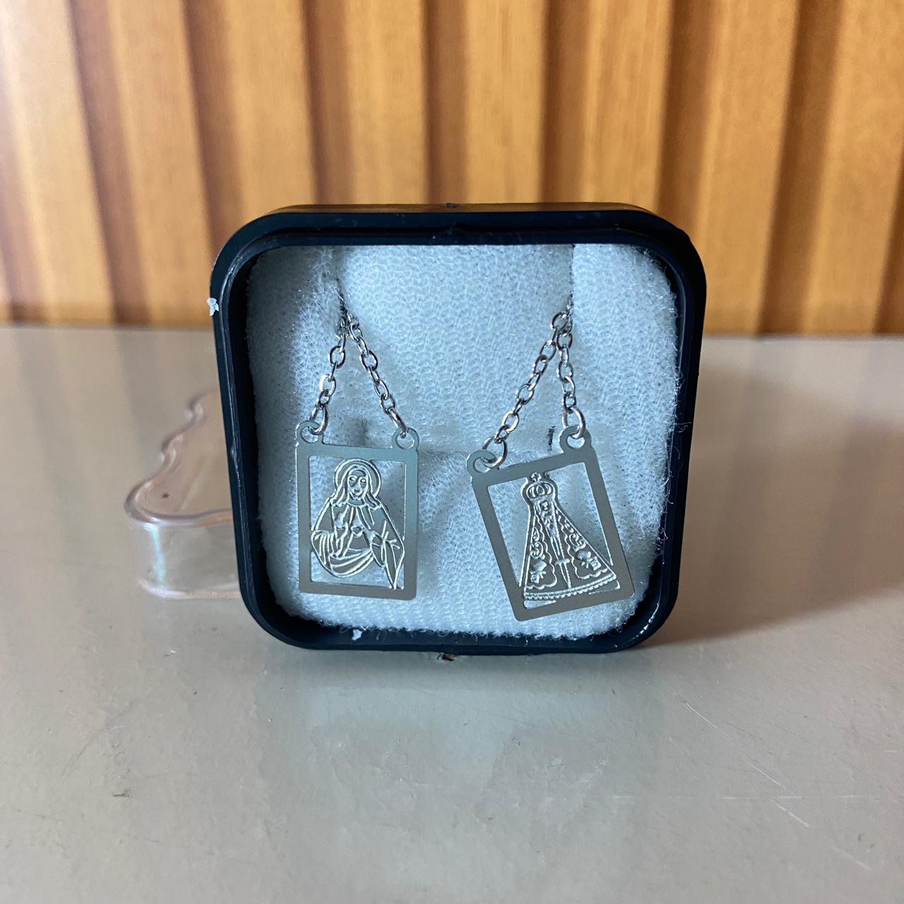 ESCAPULÁRIO INOX LASER VAZADO SAGRADO CORAÇÃO DE JESUS E NOSSA SENHORA APARECIDA (6 UNIDADES)