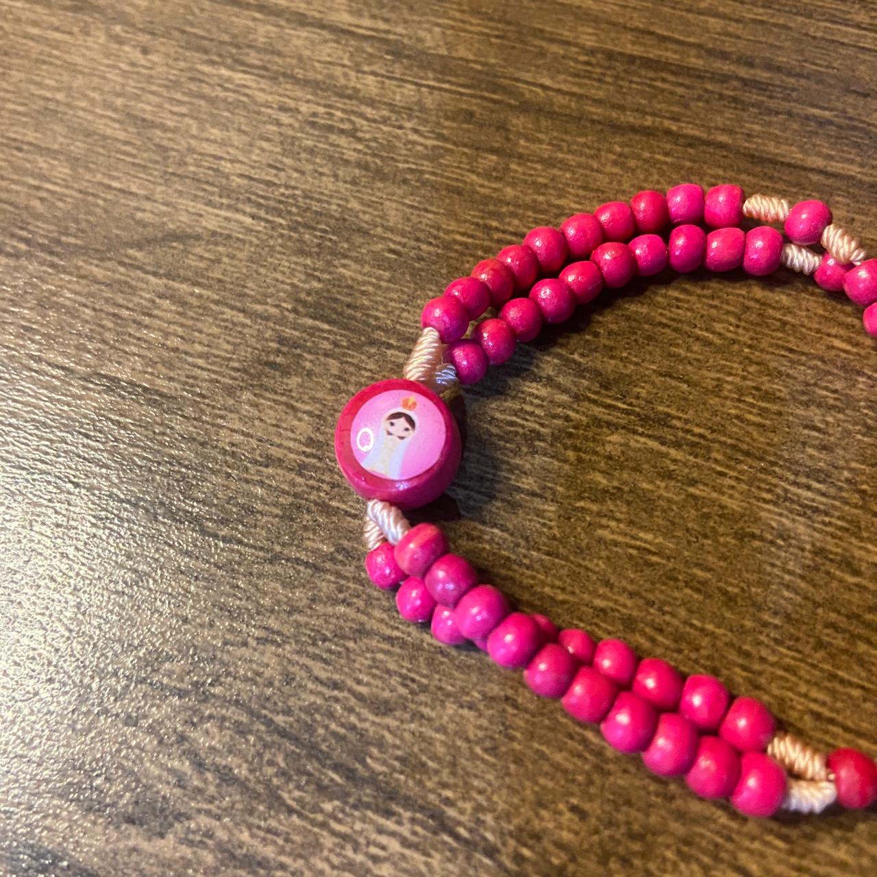 TERÇO PULSEIRA MADEIRA ROSA INFANTIL SANTOS SORTIDOS 04MM ( 12UNIDADES )