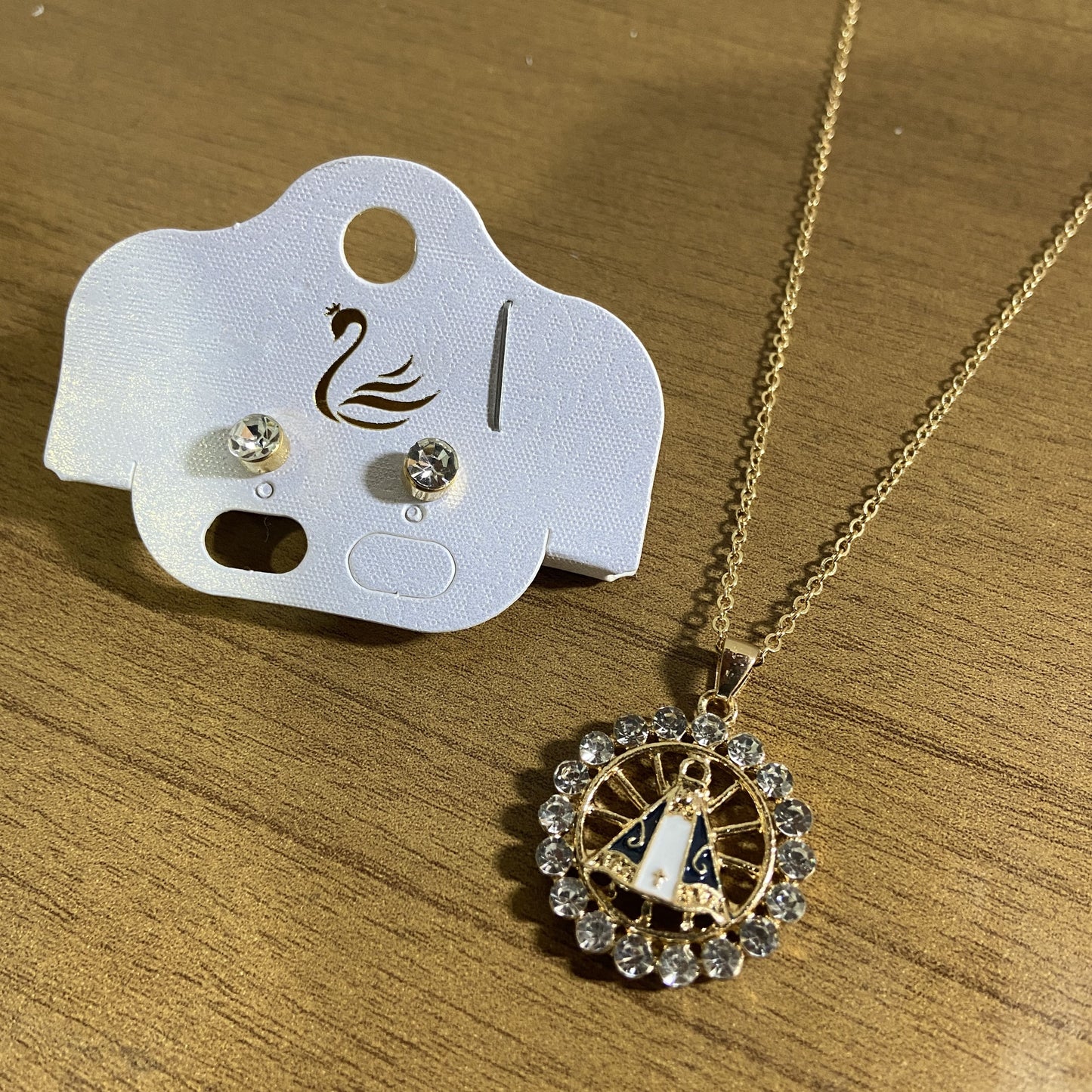 CORRENTE DOURADA COM BRINCO PONTA DE LUZ NOSSA SENHORA APARECIDA MOD 04 ( 1 UNIDADE)