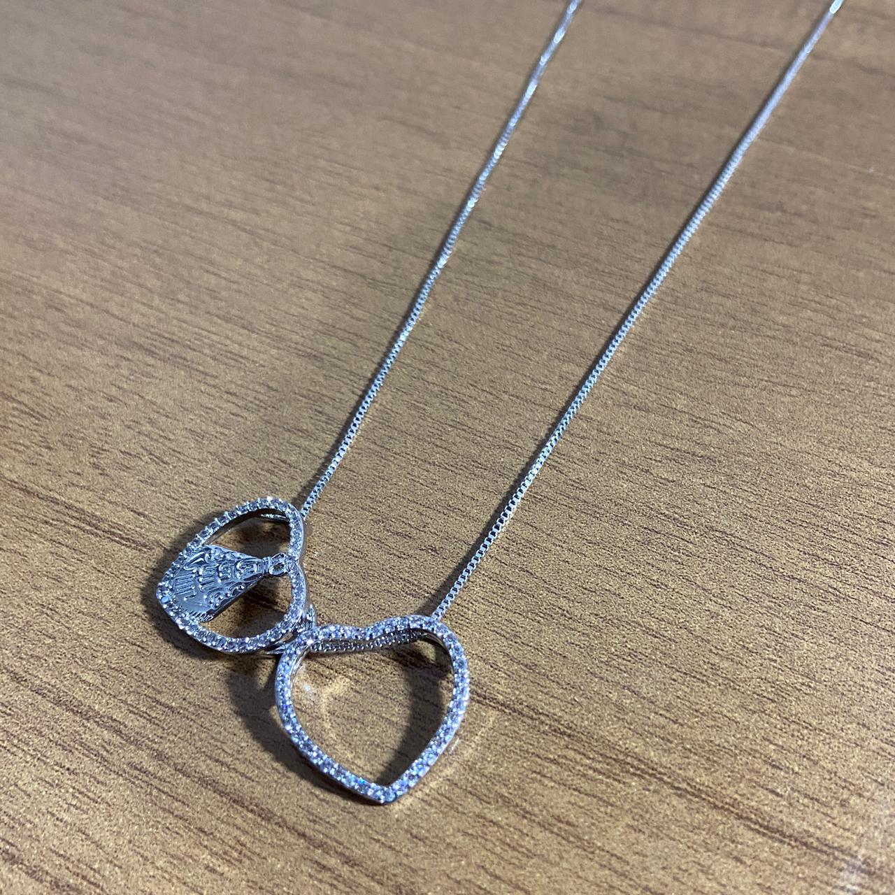 COLAR PRATEADO NOSSA SENHORA APARECIDA E CORAÇÃO COM STRASS (1 UNIDADE)