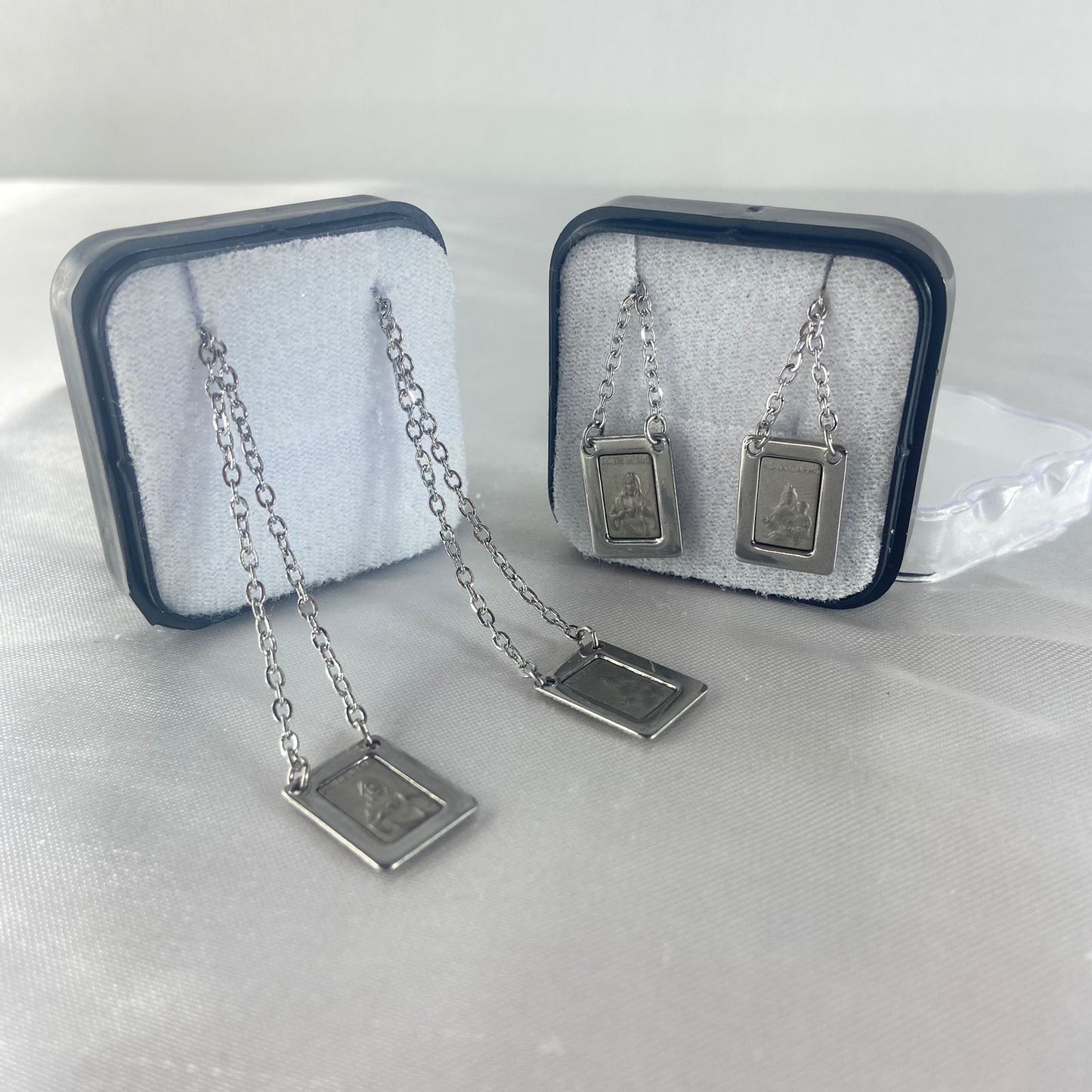 ESCAPULÁRIO INOX QUADRADO SAGRADO CORAÇÃO DE JESUS E NOSSA SENHORA DO CARMO MODELO 1 (6 UNIDADES)