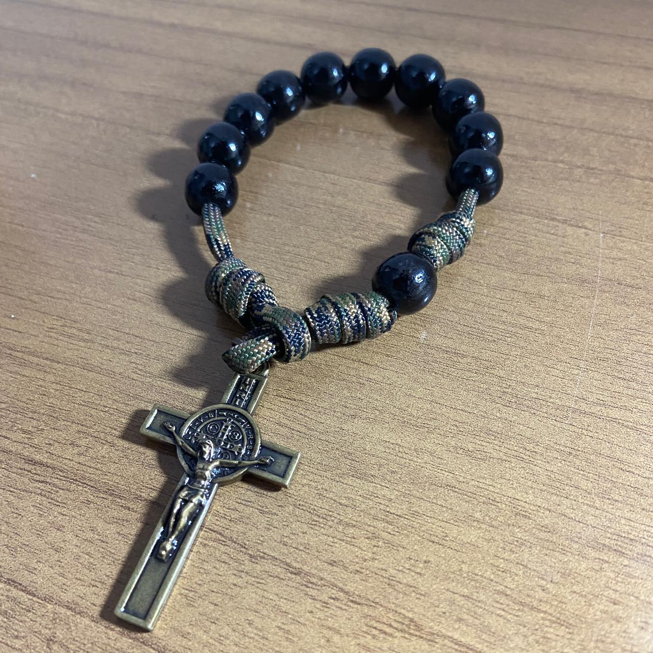 PULSEIRA MADEIRA PRETA COM CRUCIFIXO METAL (01 UNIDADE)