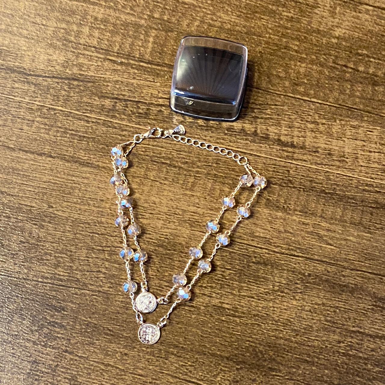 PULSEIRA ESCAPULÁRIO CRISTAL BEGE TRANSPARENTE MEDALHA SÃO BENTO (3 UNIDADES)