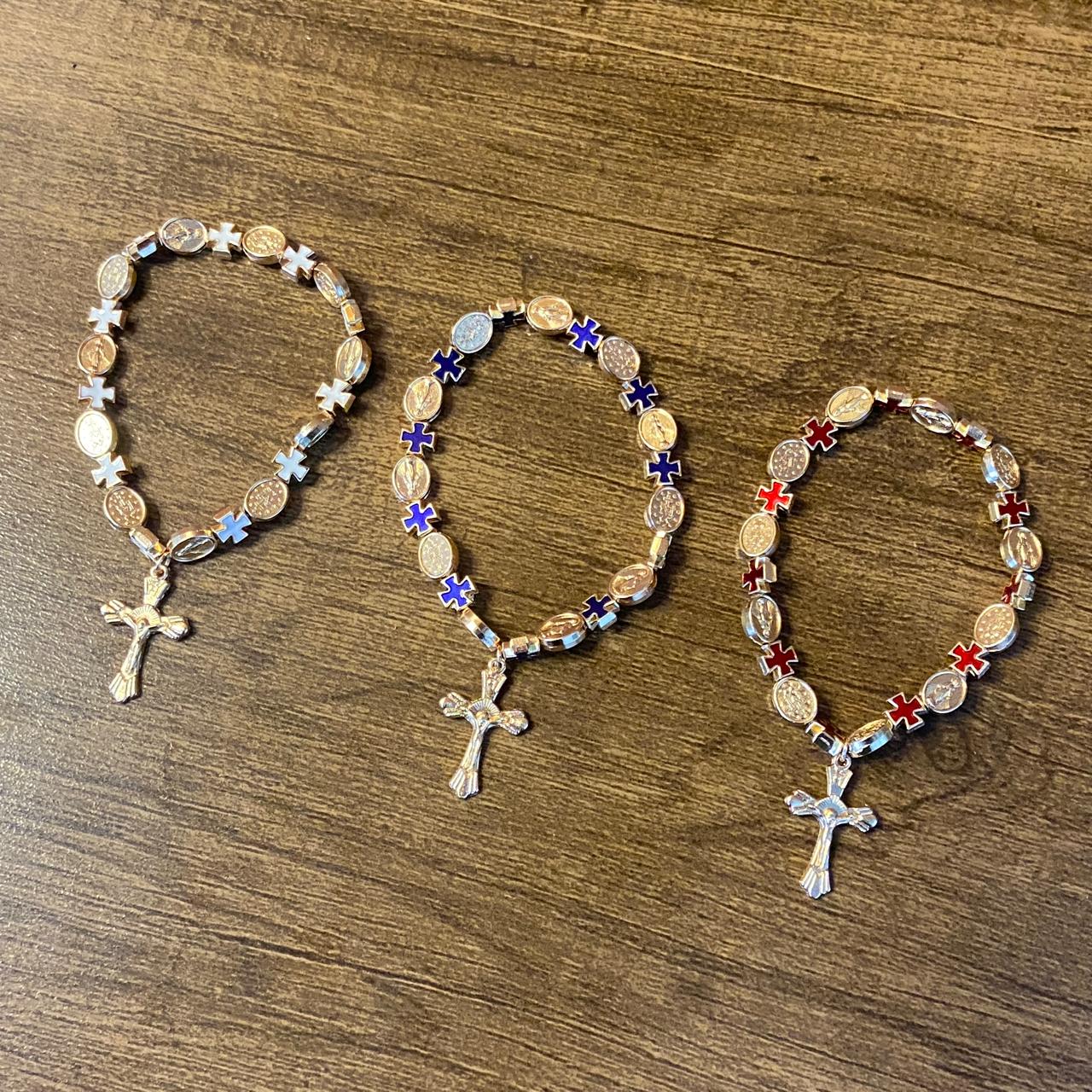 PULSEIRA METAL DOURADO COM MEDALHAS DECORADAS NOSSA SENHORA DAS GRAÇAS CORES SORTIDAS (06 UNIDADES)
