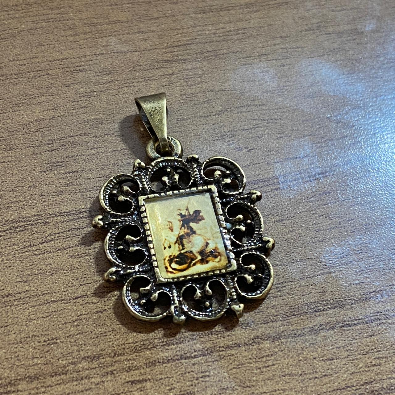 PINGENTE OURO VELHO QUADRADO RESINADO SÃO JORGE (3 UNIDADES)