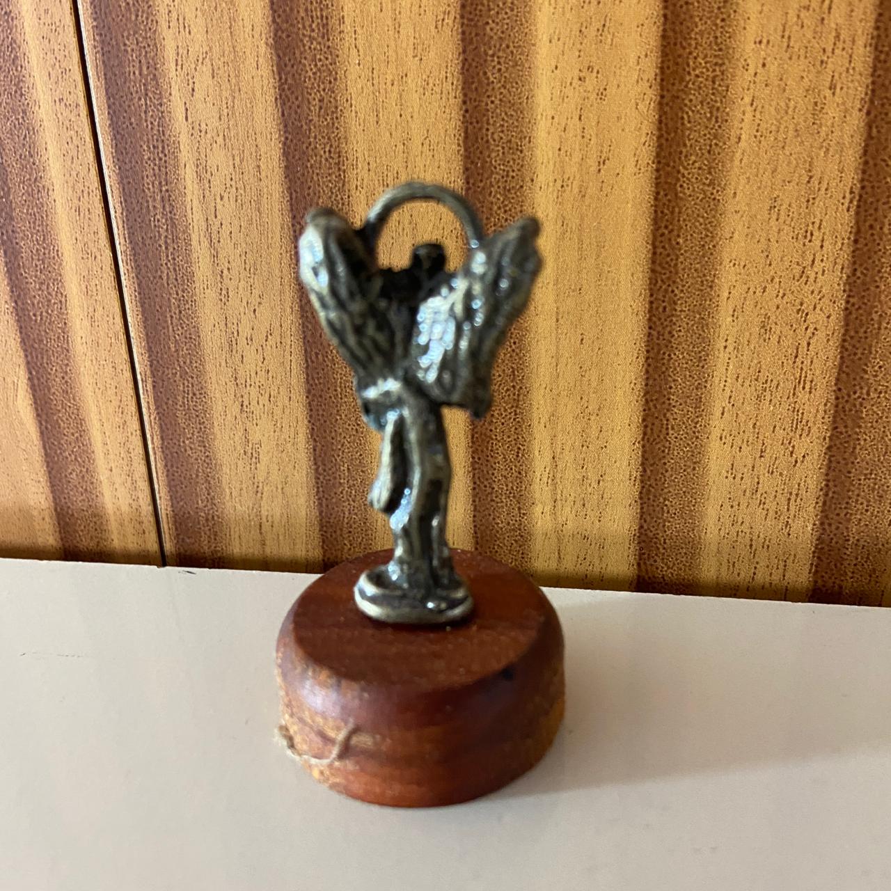 IMAGEM DE MESA METAL OURO VELHO SÃO RAFAEL ARCANJO BASE DE MADEIRA 5,5CM (1 UNIDADE)