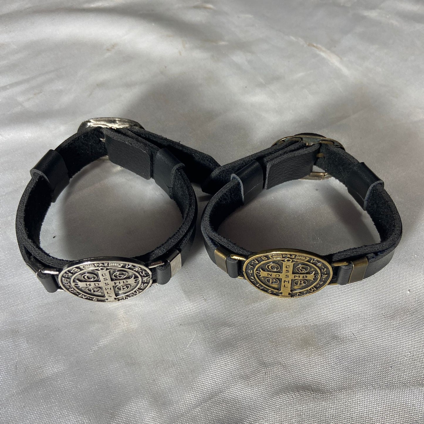 PULSEIRA COURO MEDALHÃO SAO BENTO (6 UNIDADES)