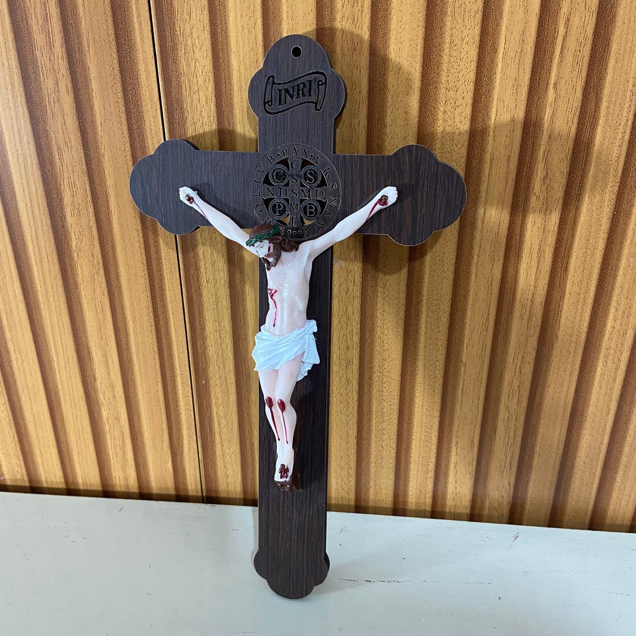 CRUCIFIXO MDF DE PAREDE MEDALHA SÃO BENTO COM CRITO DE RESINA NACIONAL 28CM (1 UNIDADE)
