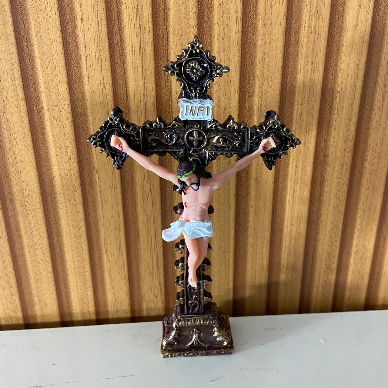 CRUCIFIXO DE RESINA NACIONAL MESA 18CM (1 UNIDADE)