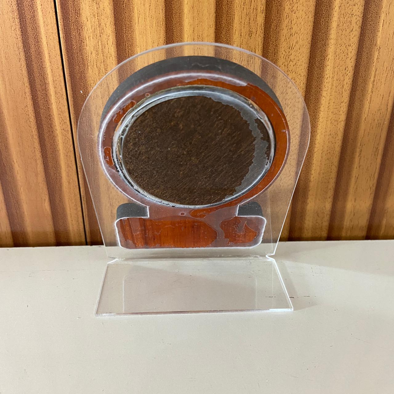 ADORNO DE MESA ACRÍLICO E MADEIRA COM ORAÇÃO SAGRADA FAMÍLIA METAL OURO VELHO 12CM (1 UNIDADE)