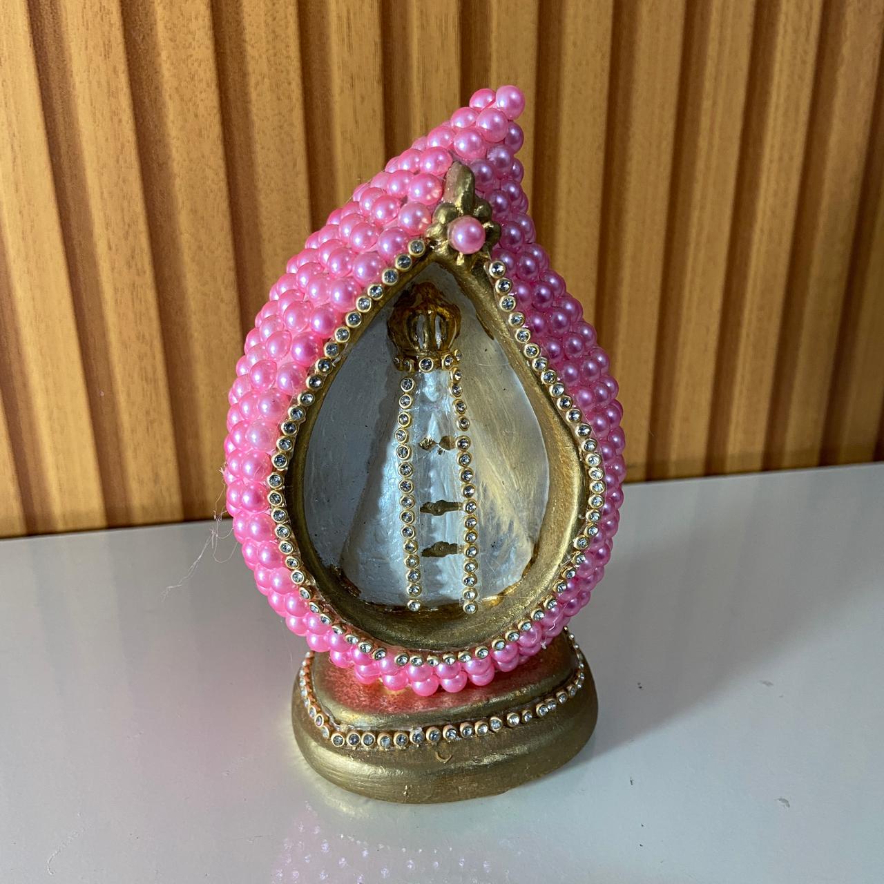 IMAGEM DE GESSO GOTA NOSSA SENHORA APARECIDA PÉROLA ROSA COM STRASS 14CM (1 UNIDADE)