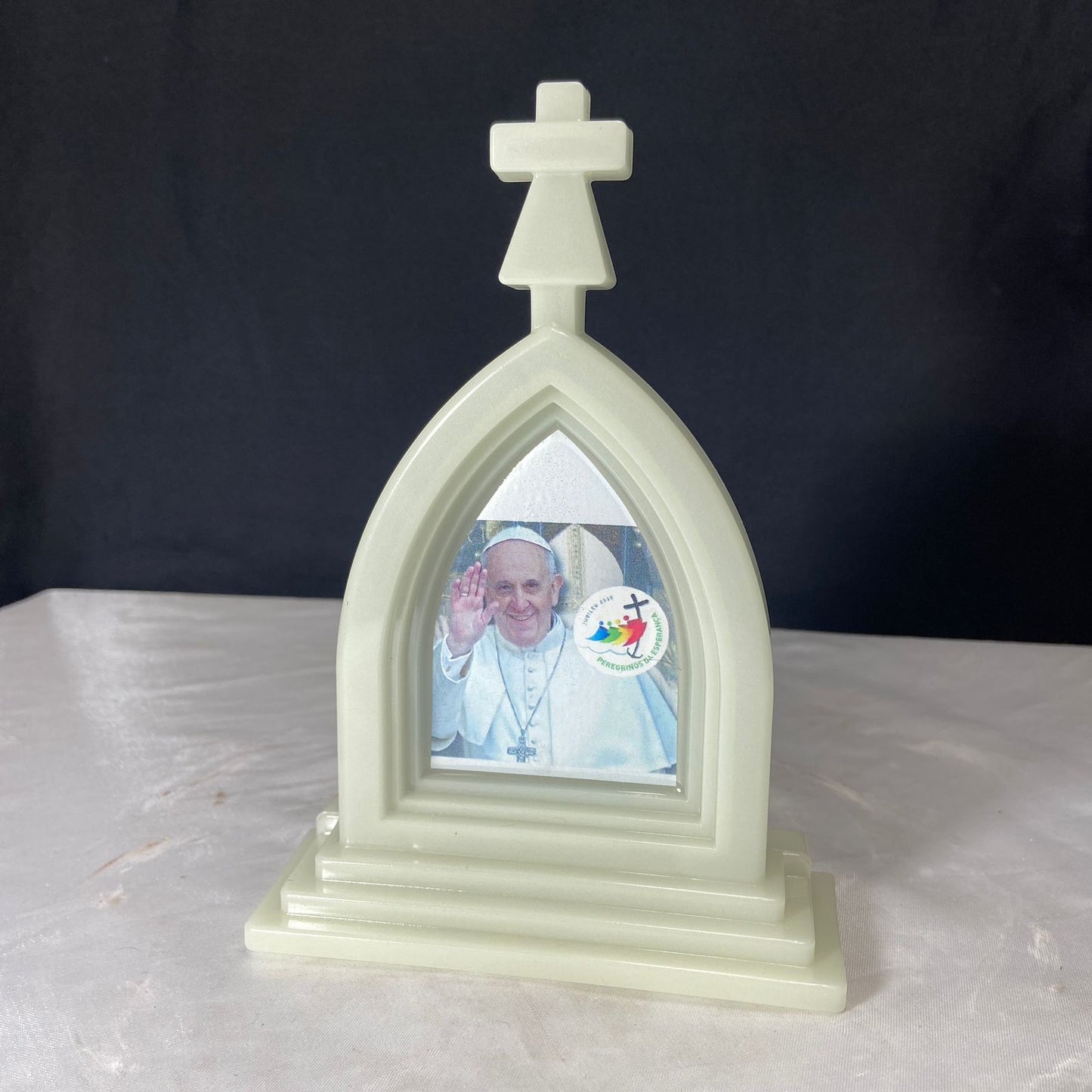 CAPELA ACRÍLICA G JUBILEU 2025 FLUORESCENTE 18X12CM (1 UNIDADE)