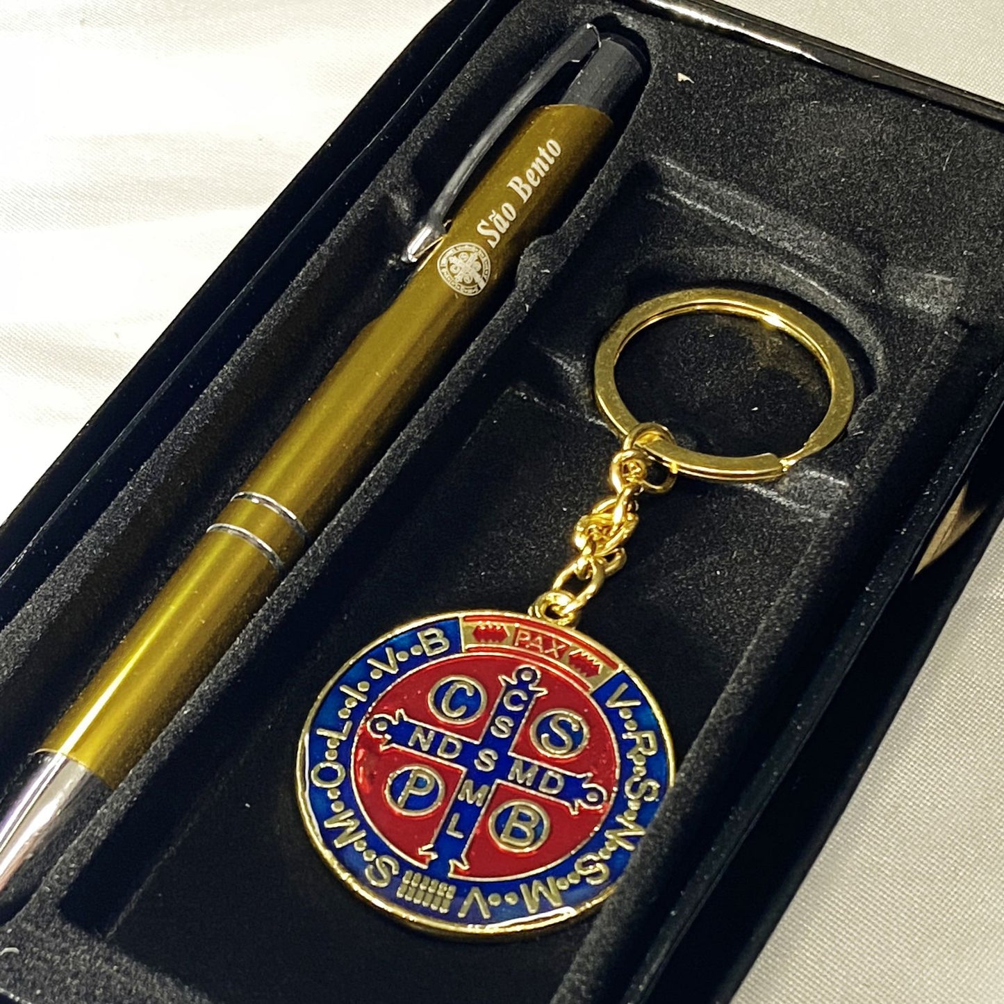 KIT CANETA COM CHAVEIRO MEDALHA SÃO BENTO DOURADO ( 1 UNIDADE)