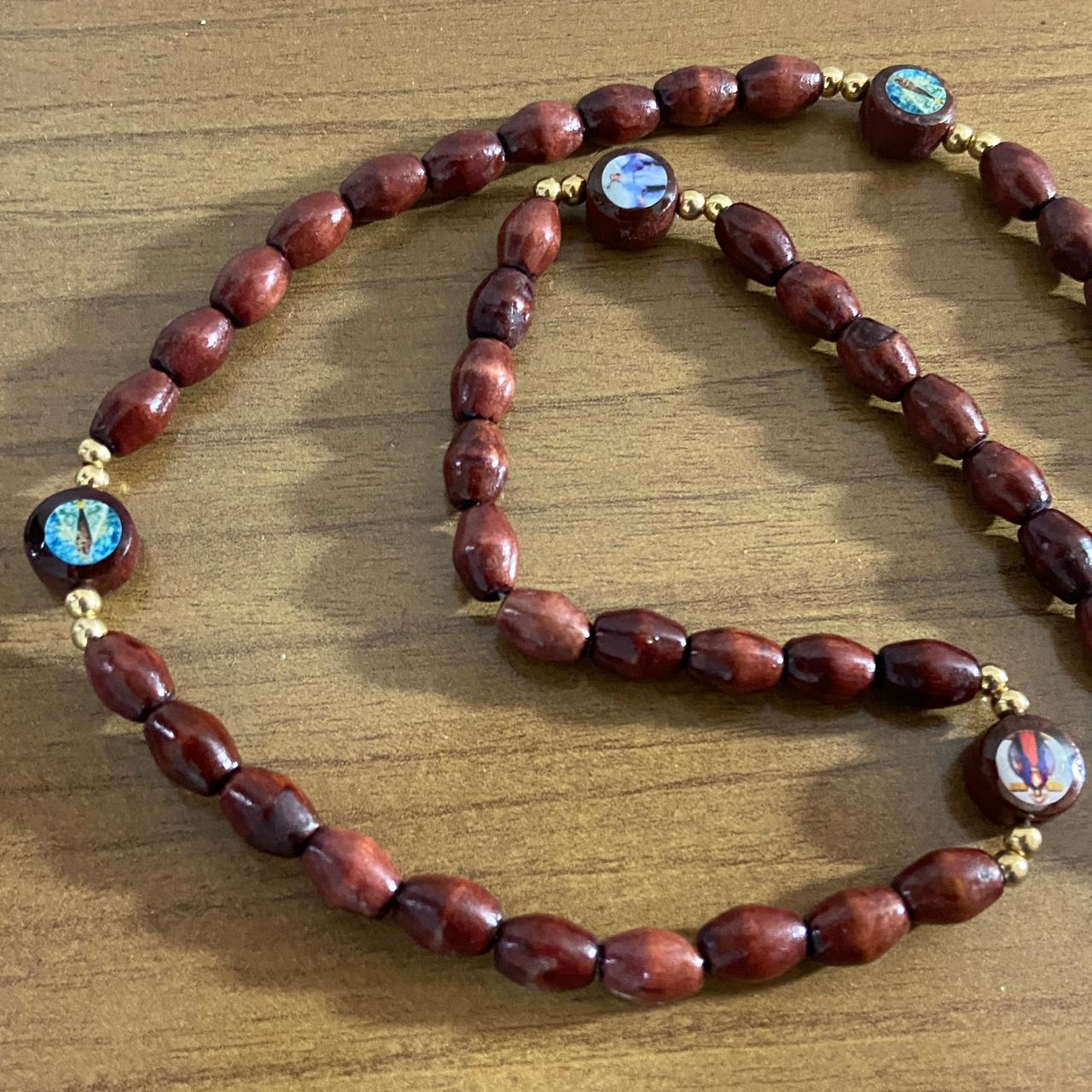 TERÇO DE MADEIRA SANTOS SORTIDOS 7 MEDALHAS (12 UNIDADES)